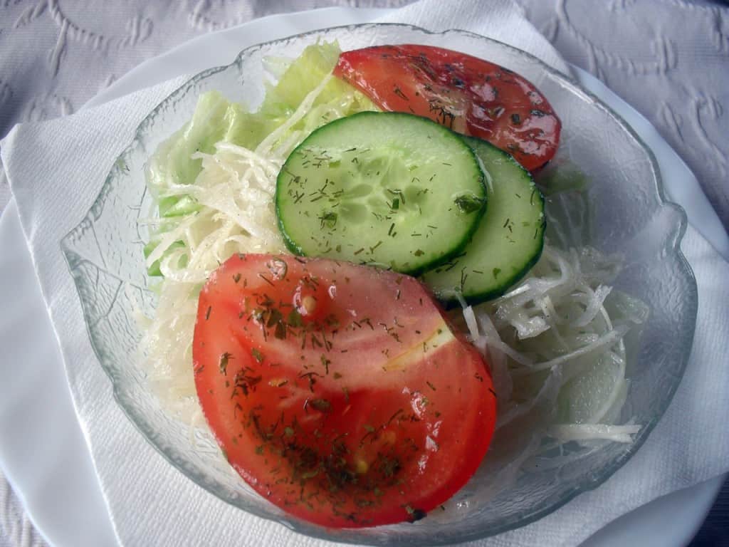 Kleiner Salat als Zwischengang